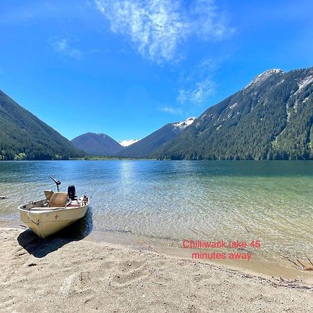 Private 2 Bedrooms Suite Near Hwy 1, Cultus Lake, Heritage Park, Fishing, Coliseum Chilliwack Luaran gambar