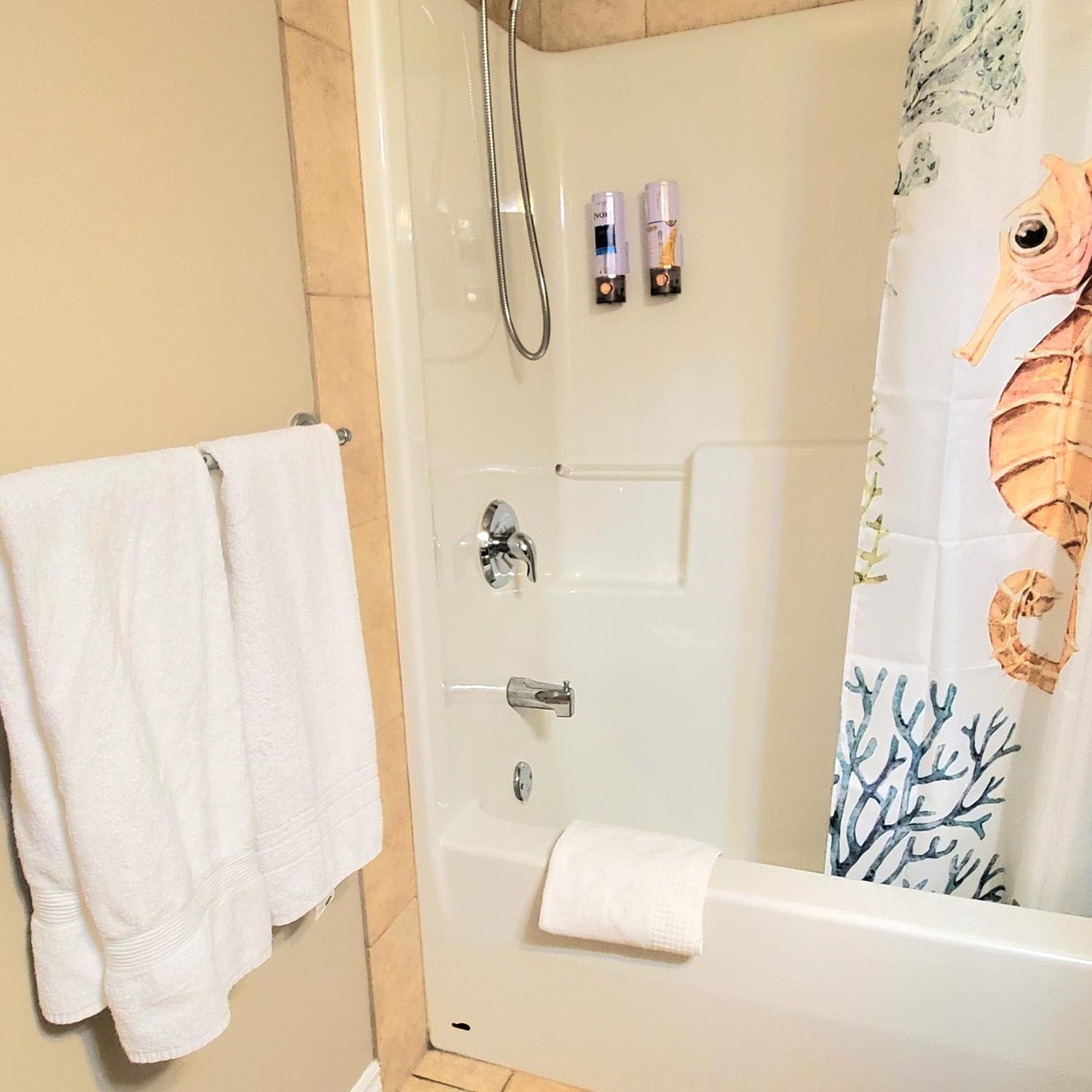 Private 2 Bedrooms Suite Near Hwy 1, Cultus Lake, Heritage Park, Fishing, Coliseum Chilliwack Bilik gambar